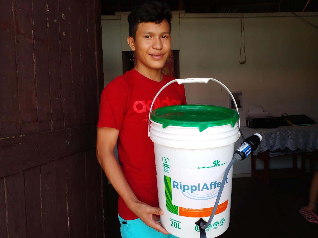 Peru photo Boy holding bucket 3209-San José, sector2-Roxana Mozombite Pacaya