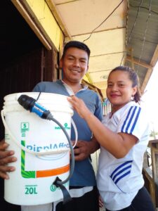 Peru photo Couple holding bucket 3210-San José, sector 2-Erik Maico Rodriguez Vela