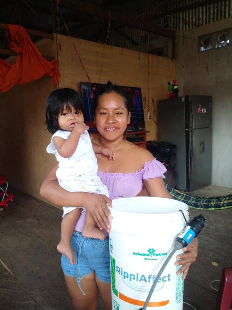 Peru photo Women holding small kid 3219-San José-Araseli Viena Mananita