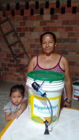 Peru photo nice - mom and small girl 4348-AA.HH Brisas -Daily Grefa Rios
