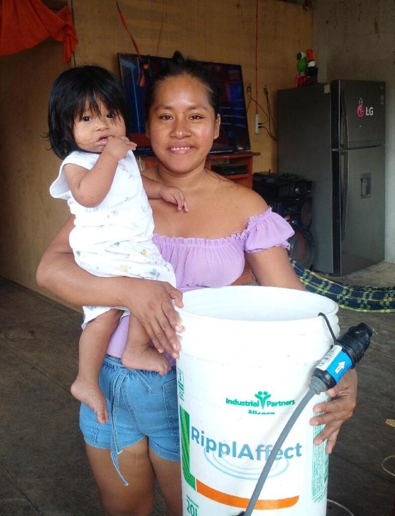 Peru photo Women holding small kid - RipplAffect