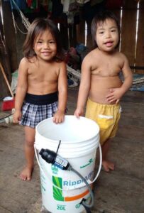 Peru photo of 2 small kids with bucket 3237 - San José-Sonia Rengifo Isuisa